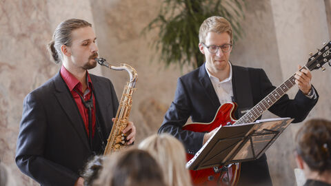 Elisabeth-Selbert-Preis Zwei Musiker mit Saxophon und Gitarre.