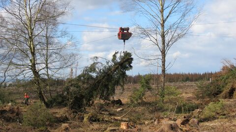 Über einen Meter breiter Entwässerungsgraben