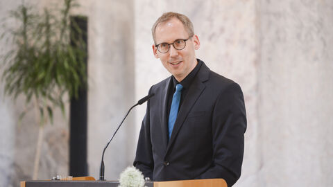 Elisabeth-Selbert-Preis Staatsminister Kai Klose am Renderpult.