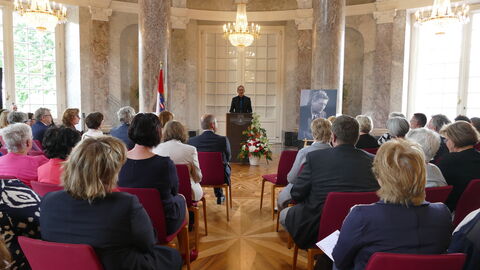 Elisabeth-Selbert-Preis Blick in den Saal, auf das Rednerpult.