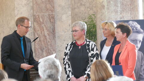 Elisabeth-Selbert-Preis Urkundenübergabe durch Staatsminister Kai Klose an Anja Braselmann und Birgit Schäfer.
