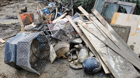 Zerstörung nach Hochwasser - kaputte schlammige Alltagsgegenstände 