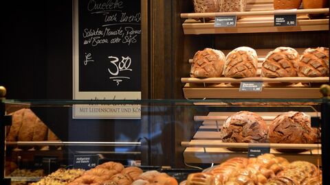 Preisangabenverordnung Brote und Brötchen mit Preisangaben in der Auslage einer Bäckerei