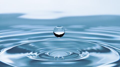 Wassertropfen fällt ins Wasser