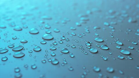 Wassertropfen auf blauem Hintergrund