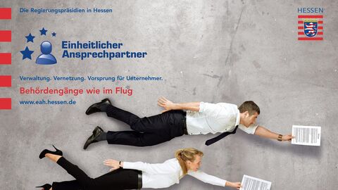 "Behördengänge wie im Flug". Ein Mann und eine Frau fliegen scheinbar mit einem Dokument in der Hand. 