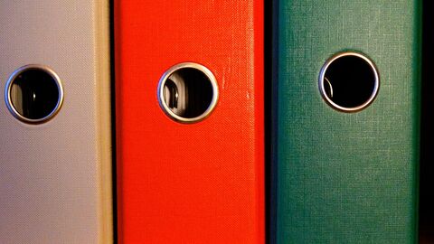 Aktenrücken in grau, rot und grün