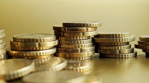 Kleingeld in kleine Türme gestapelt