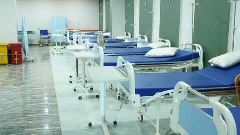 8 leere Krankenhausbetten zur Notfallunterbringung