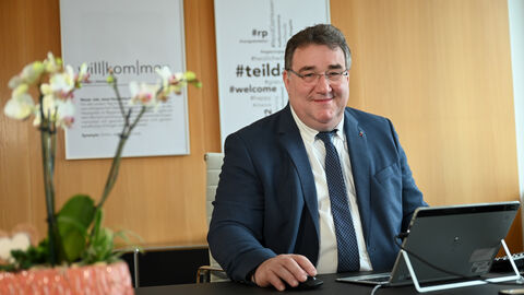 Regierungspräsident Mark Weinmeister Regierungspräsident Mark Weinmeister am Schreibtisch