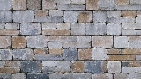 Mauer mit braunen und grauen, größeren und kleineren Steinen