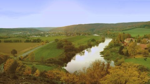 Ein Fluß, die Weser, eingebettet zwischen grüner Landschaft