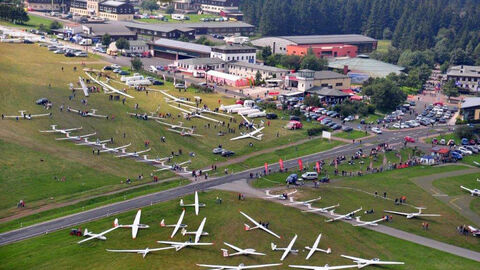 Wasserkuppe Flugzeuge, grüne Wiese, Wasserkuppe