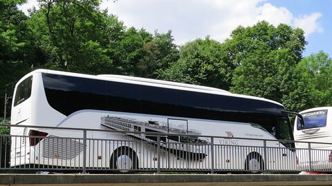 ein weißer Reisebuss