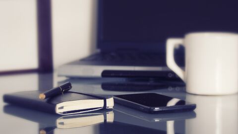 Schreibtisch, Stift Notizbuch, Handy, Kaffeetasse