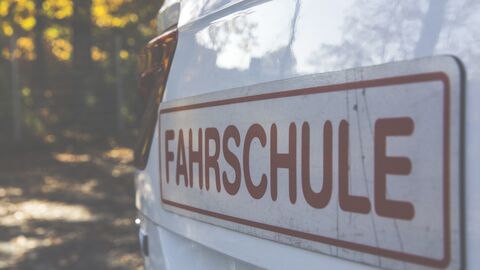 ein Fahrschulauto mit Nummernschild