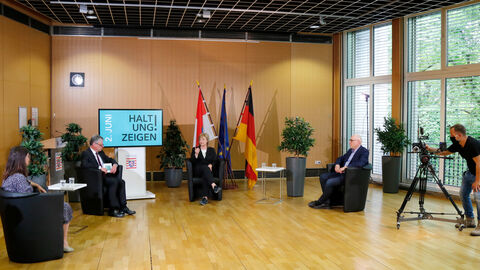 Diskussionsrunde "Haltung zeigen" Diskussionsrunde mit vier Personen im Walter-Lübcke-Saal