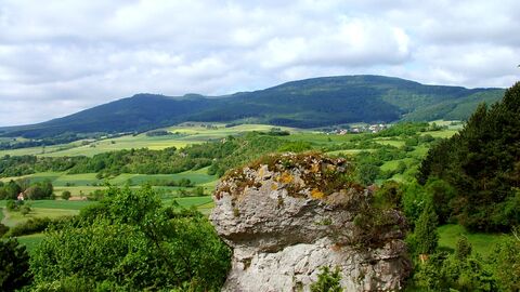 Die Kripp- und Hielöcher liegen im Geo-Naturpark Frau-Holle-Land ein Felsen, grüne Wiesen, Wälder, Wacholder