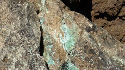 Gestein in braun, grau und blau