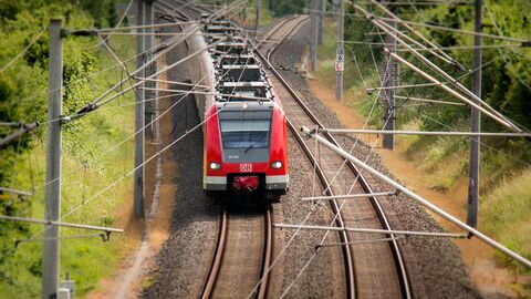 Verkehr Zug der Deutschen Bahn fährt auf Schienensystem