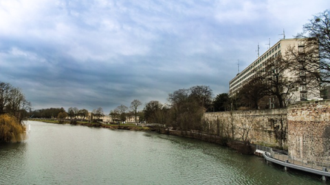 Der Fluss Fulda mit dem Hauptgebäude des Regierungspräsidiums Kassel