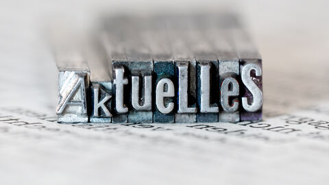 Aktuelles Buchstabenlettern die das Wort Aktuelles ergeben.