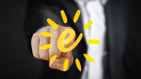 Erneuerbare Energien Mann im Anzug zeigt auf eine gezeichnete Sonne mit einem e in der Mitte für Energie.