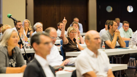 Teilnehmerinnen und Teilnehmer auf einer Veranstaltung.