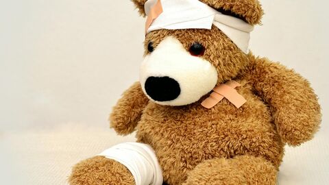 Dienstunfallfürsorge Ein Teddybär mit Verletzung