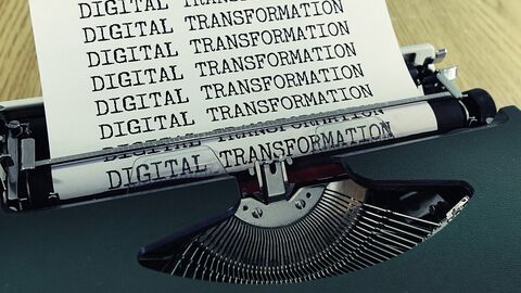Digitalisierung Schreibmaschine mit einem Blatt Papier und den Worten !digital transformation"