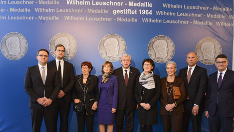 Wilhelm Leuschner-Medaille an Dr. Walter Lübcke Familie Lübcke, Ministerpräsident a. D. Volker Bouffier und weitere Gäste.