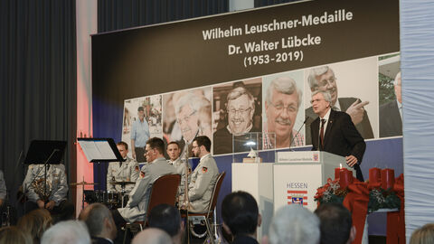 Wilhelm Leuschner-Medaille an Dr. Walter Lübcke Ministerpräsident a. D. Volker Bouffier bei seiner Ansprache am Rednerpult.