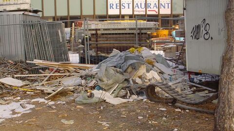 Baustelle mit gemischten Bauabfällen