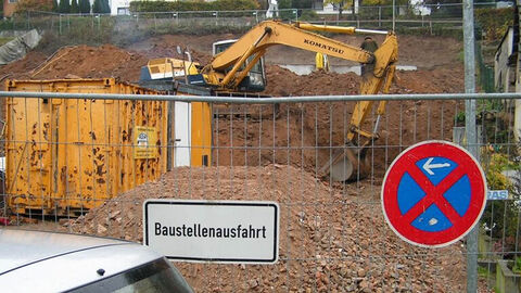 Baustelle mit Bagger und Bauschutt