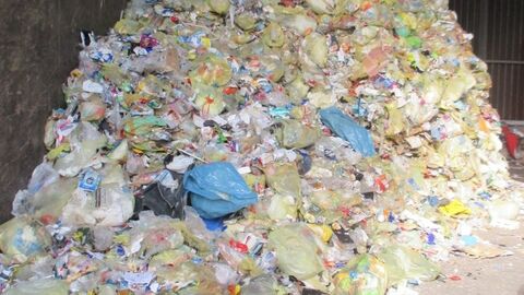 Zwischenlagerung Verpackungsabfälle Ein Berg von gelben Müllsäcken