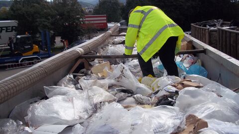 Kontrolle der Ladung von Abfalltransporten