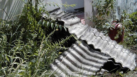 Wellasbestplatten auf einem Haufen