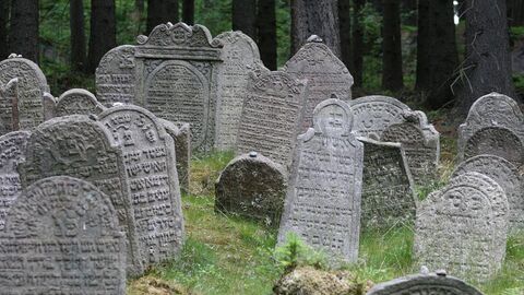 Grabsteine auf einem jüdischen Friedhof.
