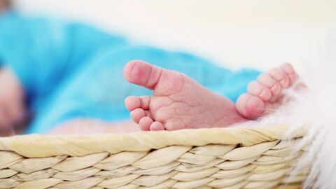 Babyfüßchen in einem Korb Babyfüßchen in einem Korb