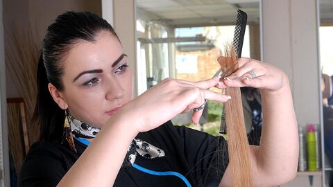 Friseurin bei der Arbeit