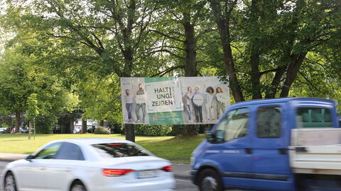 Banner der Aktion „Haltung zeigen!“ gestohlen Banner am Steinweg, davor fahren zwei PKW.
