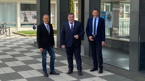 Präsident Frank Dittmer (Handwerkskammer Kassel), Regierungspräsident Mark Weinmeister, Hauptgeschäftsführer Jürgen Müller Präsident Frank Dittmer (Handwerkskammer Kassel), Regierungspräsident Mark Weinmeister, Hauptgeschäftsführer Jürgen Müller