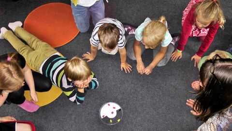 Kindertagesbetreuung Kinder spielen auf dem Fußboden