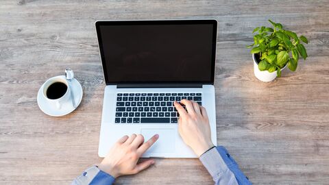 Online-Antragstellung Laptop-Arbeitsplatz