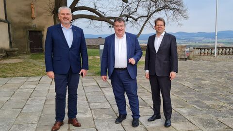 Landrat Bernd Woide (LK Fulda), Regierungspräsident Mark Weinmeister und Oberbürgermeister Heiko Wingenfeld (Stadt Fulda) Landrat Bernd Woide (LK Fulda), Regierungspräsident Mark Weinmeister und Oberbürgermeister Heiko Wingenfeld (Stadt Fulda)