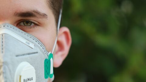 Abfallnews Mann mit Corona Maske