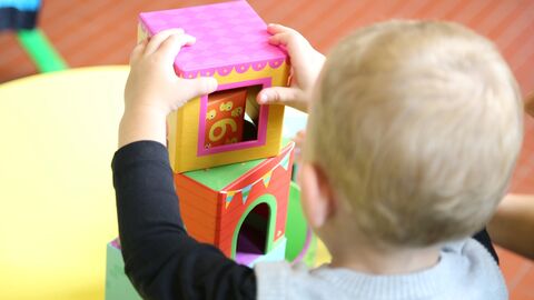 U3-Plätze schaffen Kleinkind spielt