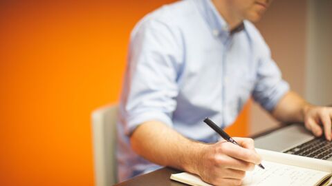 Mann füllt im Büro einen Antrag aus