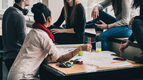 Junge Leute im Gespräch