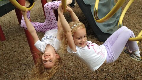 Zwei Mädchen spielen an einem Turngerät
